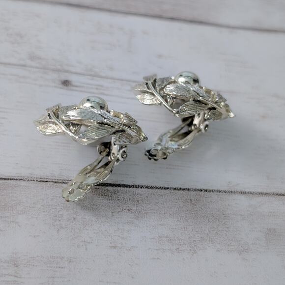 Vintage Clip On Earrings Statement Light Gold Tone Leaves - Fair Condition - Picture 7 of 8